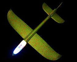 Самолет пенопласт. светящийся в пакете